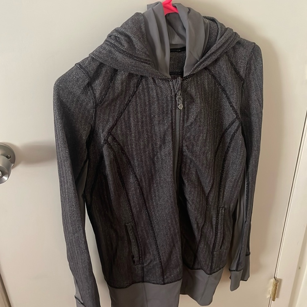 Lulu lemon ligjt weigjt full zip jacket.